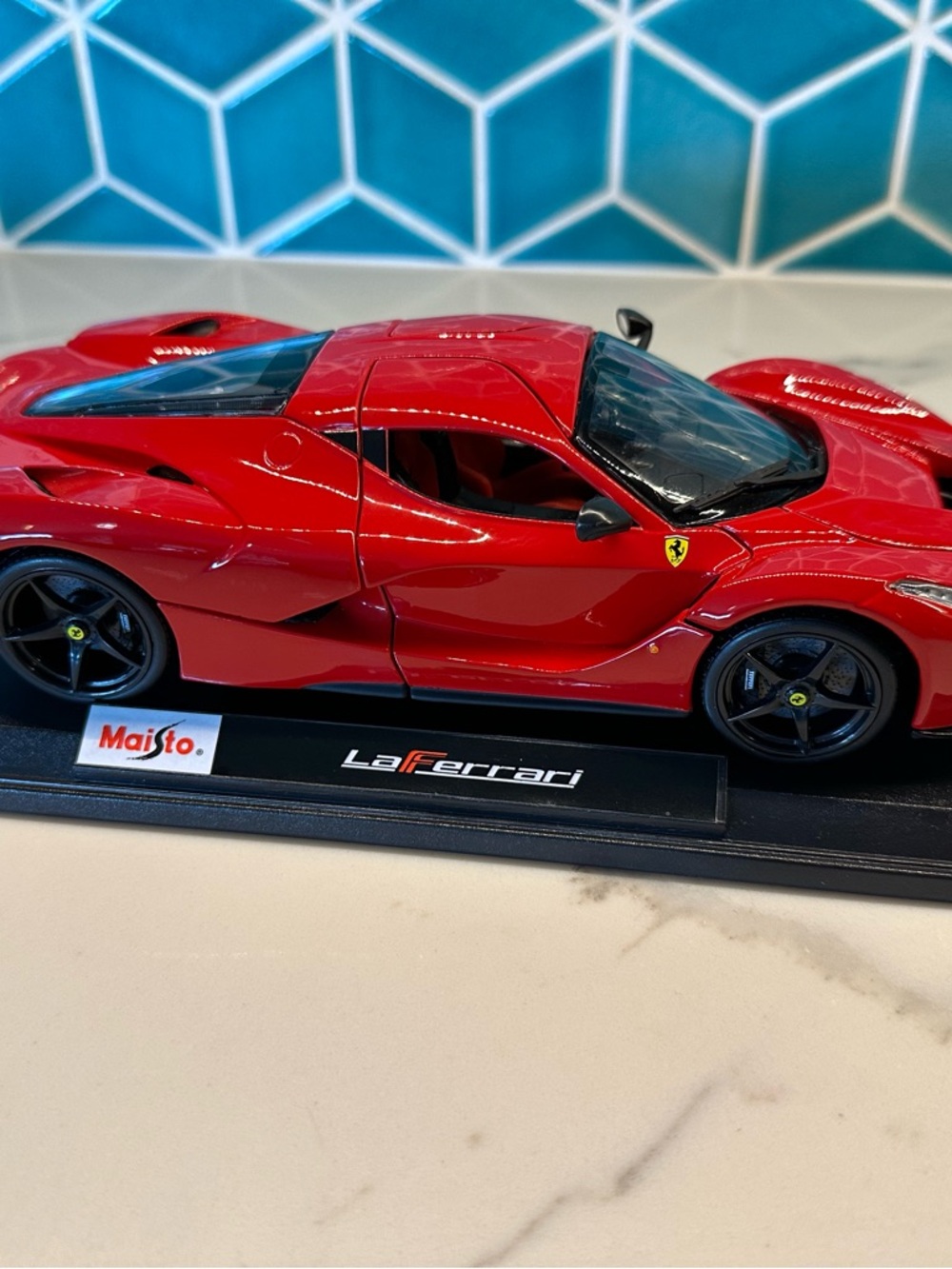 Maisto LaFerrari Diecast Model Car 1:18 Display Piece